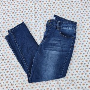 Dark-wash Capris Jeans